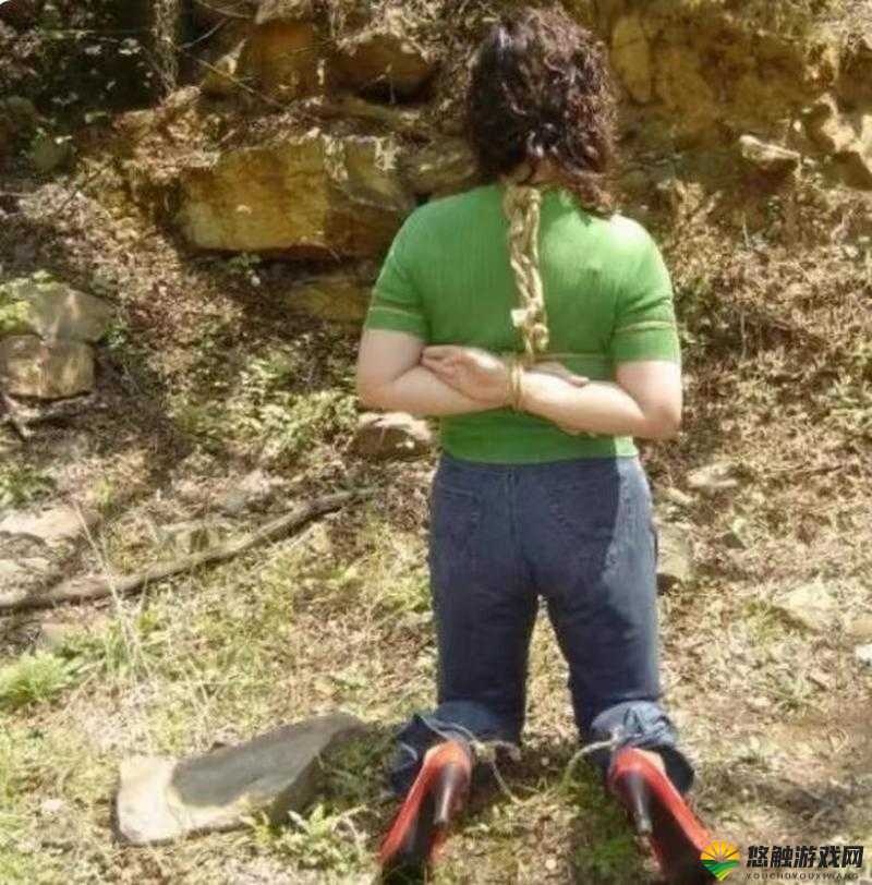 双手双脚反绑到背后吊在空中：痛苦的刑罚